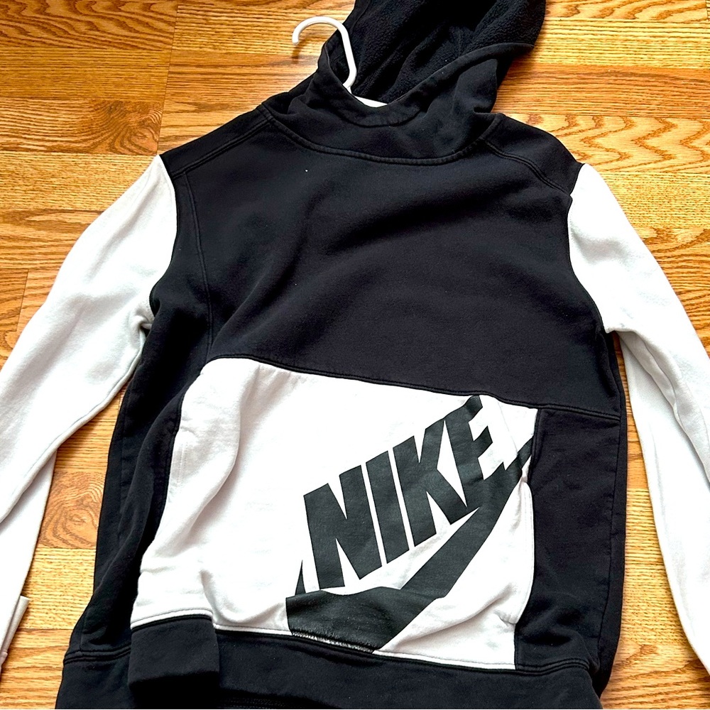 Nike Black and White Sweatshirt 14/16